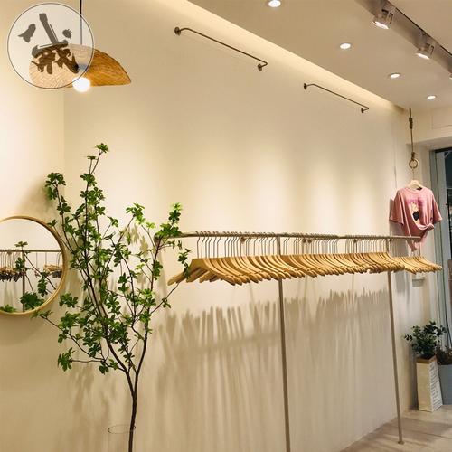 巧妙利用墙壁空间 服装店挂衣杆的装修设计指南